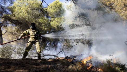GORI NA GRČKIM OSTRVIMA: Požari divljaju na Hiosu i Kosu - građanima naređeno da se upute na plažu