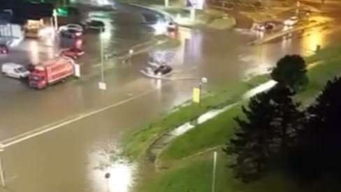 STRAVIČNI PRIZORI U PRESTONICI: Ulice se pretvorile u reke, voda ulazi u autobuse, panika na sve strane (VIDEO)