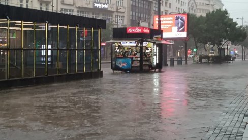 ПАО ГРАД ВЕЛИЧИНЕ ОРАХА, ЦРНИ ОБЛАЦИ СА СВИХ СТРАНА: Невреме стигло у Србију, а на удару ови делови (ФОТО/ВИДЕО)