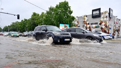 НЕВРЕМЕ У БЕОГРАДУ: Језеро у насељу Браће Јерковић, вода удавила аутомобил