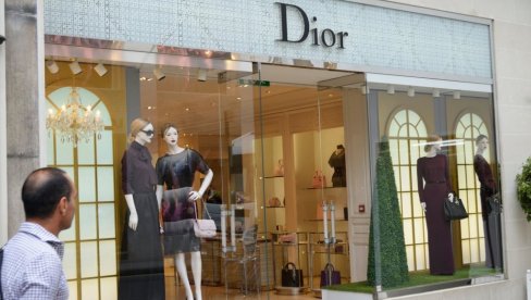 SKANDAL TRESE ITALIJU: Znate li koliko Dior plaća torbicu koju prodaju za 2.600 evra? Pokrenuta velika istraga