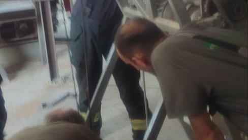 ПРВЕ ФОТОГРАФИЈЕ ДРАМЕ У СУРЧИНУ: Велики број ватрогасаца-спасилаца у акцији извлачења мушкарца који је упао у силос (ФОТО)