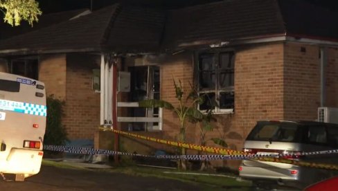 POGINULO TROJE MALE DECE: Jeziv požar progutao kuću, policija sumnja na ubistvo (VIDEO)