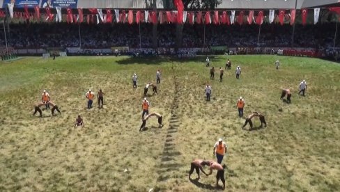 PRLJAVA BORBA: U turskom Jedrenu održava se vekovima staro takmičenje u ,,rvanju u ulju (VIDEO)