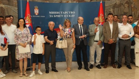 VI STE PROBUĐENA NADA SRBIJE: Susret ministra Krkobabića sa dobitnicima seoskih kuća u Palati Srbija