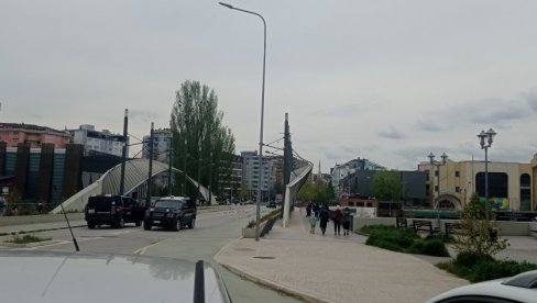 NASRNUO NA NJIH I GAĐAO IH: Na glavnom mostu na Ibru u Kosovskoj Mitrovici, Albanac napao srpske novinare