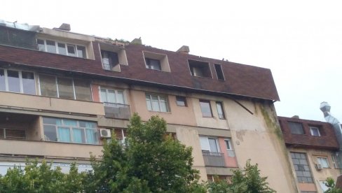 RIZIK ZA PROLAZNIKE: Sa zgrade otpadaju delovi oštećenog krova