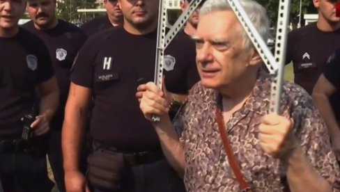 SKANDALOZNO! Ćuta doveo seksualnog napasnika da probija kordon policije i upada u Palatu Srbija (VIDEO)