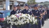 SAHRANA NIKOLE KRSMANOVIĆA: Potresne scene u Loznici, kolege došle da zauvek isprate ubijenog policajca (FOTO/VIDEO)