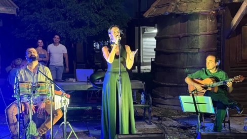 ЗВУЦИ ШПАНИЈЕ И ПОРТУГАЛА: Тамара Јокић поново одушевила наступом у Смедереву