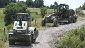 ВОЈСКА ПОМАЖЕ СТАНОВНИШТВУ СЈЕНИЦЕ: Инжињерци на задатку - Реконструишу путеве, снабдевају водом (ФОТО)