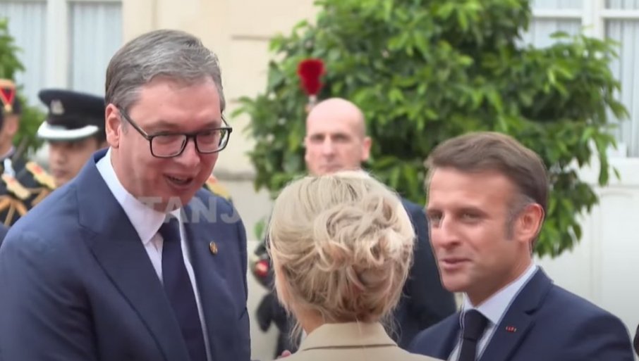 VUČIĆ MAKRONOV GOST NA PRIJEMU: Srdačan pozdrav dvojice lidera - Svečana ceremonija u Jelisejskoj palati (FOTO/VIDEO)