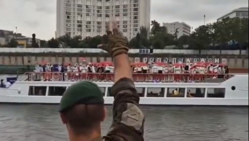 ON JE ZAPANJIO SRPSKE OLIMPIJCE! U punoj ratnoj opremi stajao na obali Sene i pozdravljao Srbe - evo i zašto (VIDEO)