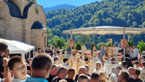 ПОВОДОМ 80 ГОДИНА ГЕНОЦИДА: Патријарх Порфирије стигао у Велику (ВИДЕО)