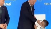 ERDOGAN OŠAMARIO DEČAKA JER NIJE HTEO DA MU POLJUBI RUKU: Skandal trese Tursku - Snimak zapalio društvene mreže (VIDEO)