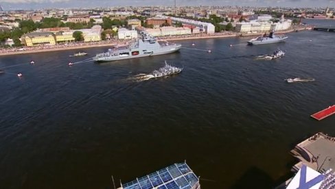 ПРОСЛАВА РАТНЕ МОРНАРИЦЕ: Владимир Путин присуствовао главној паради у Санкт Петербургу (ВИДЕО)