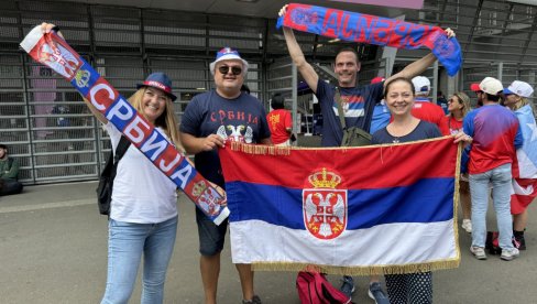 NAŠI I STRANI NAVIJAČI UZ SRPSKE KOŠARKAŠICE: Lil u crveno-plavo-belim bojama (VIDEO)