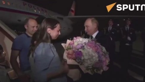 POGLEDAJTE - PUTIN DOČEKAO RUSE VRAĆENE U ZEMLJU: Počasni puk za povratak u otadžbinu (VIDEO)