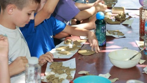 DECA UČILA DA TKAJU, HEKLAJU...: U Ruskom Selu kod Kikinde organizovan etno-kamp starih zanata (FOTO)