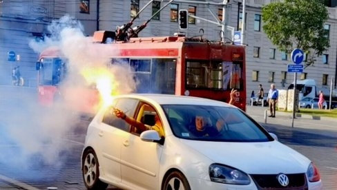 BEOGRAD NA NOGAMA: Ovako se na ulicama slavilo olimpijsko zlato Novaka Đokovića (VIDEO)