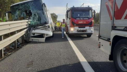 JEZIVA SAOBRAĆAJNA NESREĆA U ITALIJI: Zaštitna ograda prošla kroz ceo autobus (FOTO)