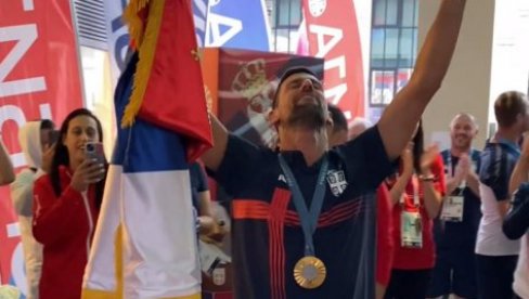 A ONDA JE DOŠAO NOVAK ĐOKOVIĆ: Neverovatne scene u Olimpijskom selu kada je Nole došao sa zlatnom medaljom