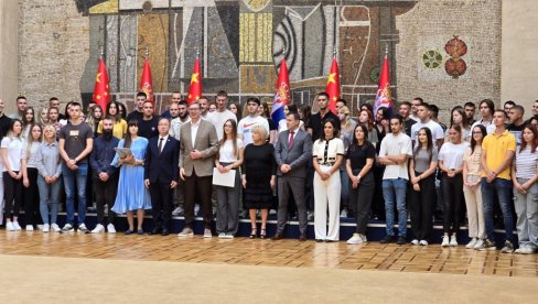 VUČIĆ UGOSTIO STUDENTE I ĐAKE KOJI PUTUJU U KINU: Želim vam srećan i uspešan put i da vratite i čuvate svoje znanje za svoju Srbiju (VIDEO)