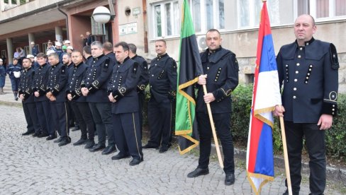 MUKA JE KAD IZVLAČIŠ ONOG S KIM SI JEO IZ ISTOG TANJIRA: Šta sve preživljavaju hrabri pripadnici Čete za spasavanje rudnika Rembas (FOTO)