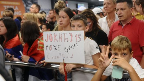 EMOTIVAN DOČEK KOŠARKAŠA SRBIJE NA AERODROMU: Orlovi oduševili navijače, ali i oni njih (FOTO/VIDEO)