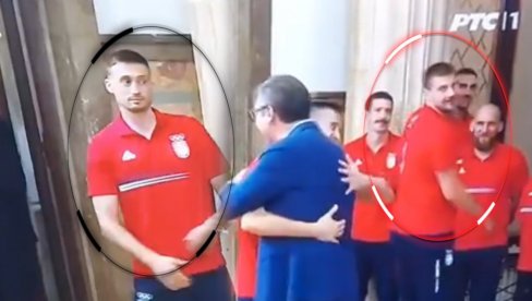 JOKIĆ U NEVERICI: Bilo vam je simpatično KAKO se Aleksa rukovao sa Vučićem? Vidite tek SNIMAK OD NEKOLIKO SEKUNDI PRE (VIDEO)