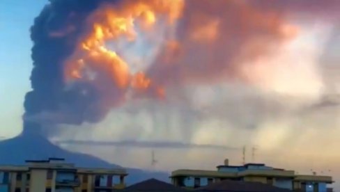 ZATVORENI AERODROMI, PRAŠINA PREKRILA KUĆE I ULICE: Pogledajte neverovatan prizor nakon erupcije Etne (VIDEO)