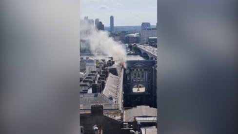 STRAVIČAN POŽAR U CENTRU LONDONA: Gori poznata galerija, više od sto vatrogasaca na terenu (FOTO)