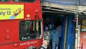 HOROR NA VEST ENDU: Gradski autobus udario pravo u čuveno londonsko pozorište