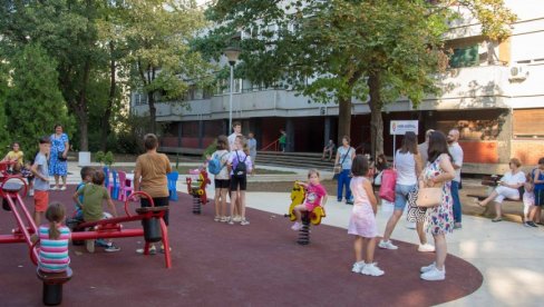 SREĐEN PARK U BLOKU 29: Mališani uživali u rekonstruisanom parkiću na Novom Beogradu, opština uložila novac