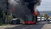 GORI AUTOBUS, CRNI DIM KULJA U NEBO: Stravični prizori u Železniku (VIDEO)