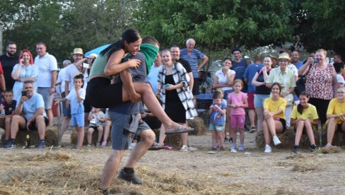 SELJAČKI PARTI U MOKRINU: Za pobedu u čičkarošu moraš da slušaš Sosu (FOTO/VIDEO)