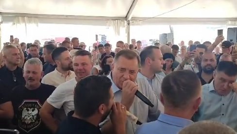 VESELO NA MANJAČI: Dodik zapevao veliki hit Baje Malog Knindže (VIDEO)