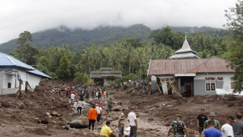 POGINULO NAJMANJE 13 OSOBA: Poplave napravile kolaps, brojne kuće zatrpane blatom, saobraćaj u prekidu