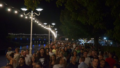 A, DEVOJKE SVE KO PUCE GROŽĐA: Vinski bal u Vlasotincu, raznovsnim sadržajima, čuva tradiciju ovdašnjeg vinogorja