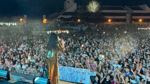 APSOLUTNI REKORD: Dragana Mirković u Novom Bečeju okupila osam puta više ljudi nego što ima stanovnika (FOTO)