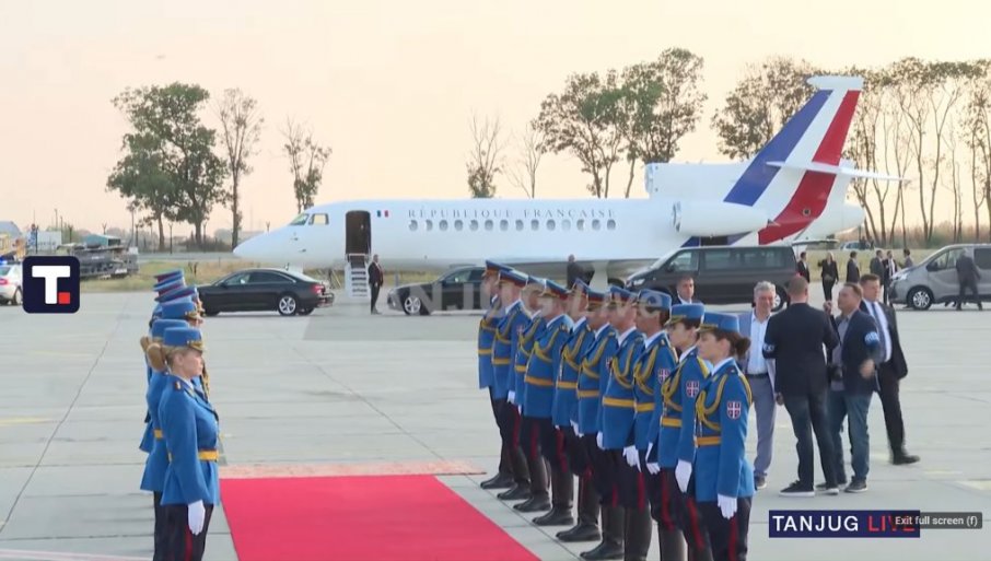 MAKRON U SRBIJI: Francuski predsednik sleteo u Beograd - Vučić ga dočekao na aerodromu (FOTO/VIDEO)