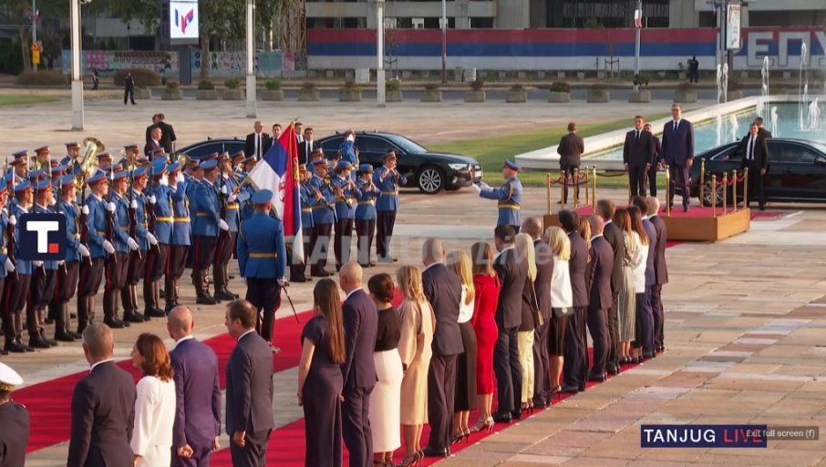 MAKRON U SRBIJI: Predsednik Francuske svečano dočekan ispred Palate Srbija (FOTO/VIDEO)