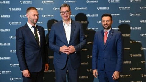 U OVIM IZAZOVNIM VREMENIMA SVE SU NAM POTREBNIJE OVAKVE PLATFORME ZA DIJALOG: Oglasio se predsednik Vučić sa foruma u Pragu (FOTO)