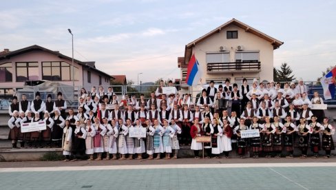 FESTIVAL FOLKLORA NA DEV OBALE DRINE: Pesmom i igrom premostili reku