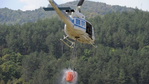 VATRU GASI I HELIKOPTER: Požar na planini Troglav kod Kraljeva i dalje aktivan (FOTO)