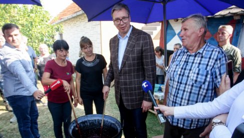 VUČIĆ POSETIO ŽENSKU MANUFAKTURU PEKMEZA I SLATKOG: Učinićemo sve da vam olakšamo posao i da vas podržimo (FOTO)