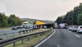 UŽAS NA AUTO-PUTU: Jeziva saobraćajna nesreća kod Vrčina - auto podleteo pod kamion, skroz smrskan (FOTO/VIDEO))