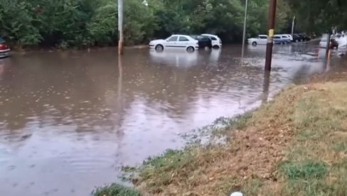 OBILNE KIŠE IZAZVALE HAOS NA BANJICI: Trolejbuske linije obustavljene, vozila zaglavljena u vodi (VIDEO)