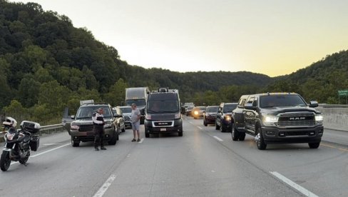 PUCNJAVA NA AUTO-PUTU U AMERICI: Nekoliko osoba upucano - u toku potraga za napadačem (FOTO/VIDEO)