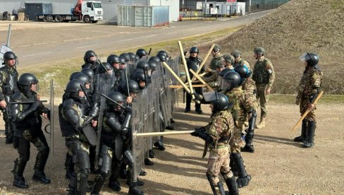 АЛБАНСКИ ВОЈНИЦИ ВЕЖБАЈУ НА КиМ: У тренингу за разбијање демонстрација од јуче и припадници КФОР пристигли из Тиране